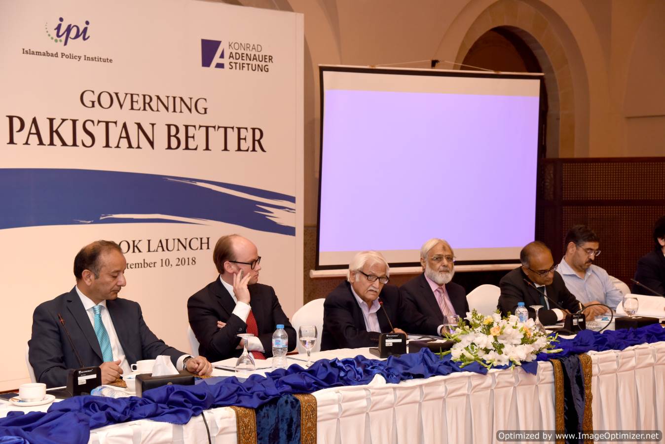\”Politicians urge PTI govt to adopt consensus building approach\”